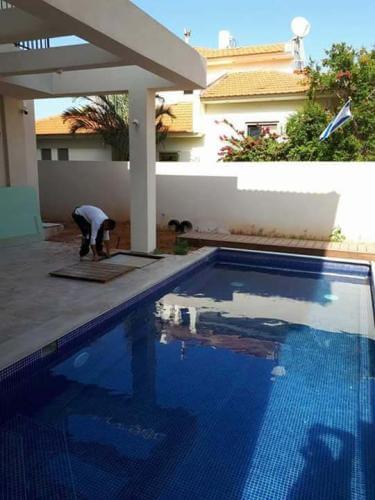 איטום בריכה בחומר פוליאוריטני בשיטת הזרקה